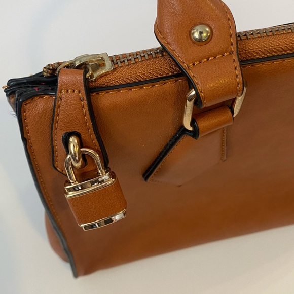 Caramel brown vegan leather zipper closure top handle purse - Picture 4 of 9